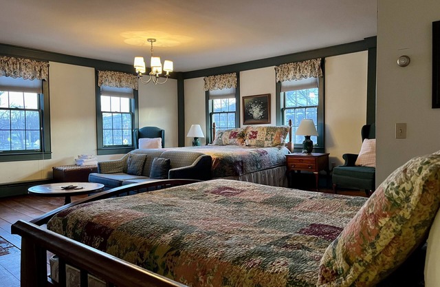 King & Queen Suite in Historic Inn Circa 1780