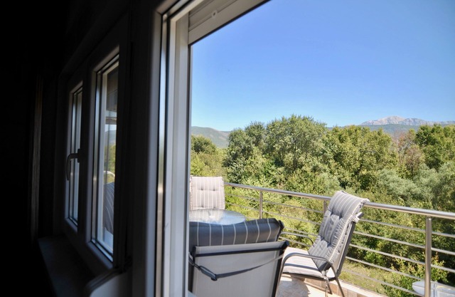 King Room with Balcony Mountain View