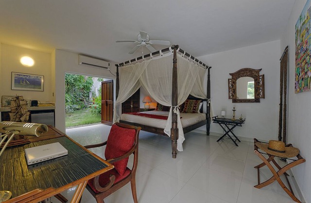 King size bedroom with direct access to garden and private swimming pool.