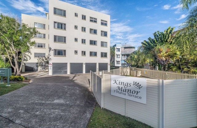 Kings Beachside Escape - Spacious 2 bedroom Apartment with Ocean Views,