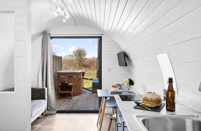 Kingston Black Glamping Pod - Hot Tub