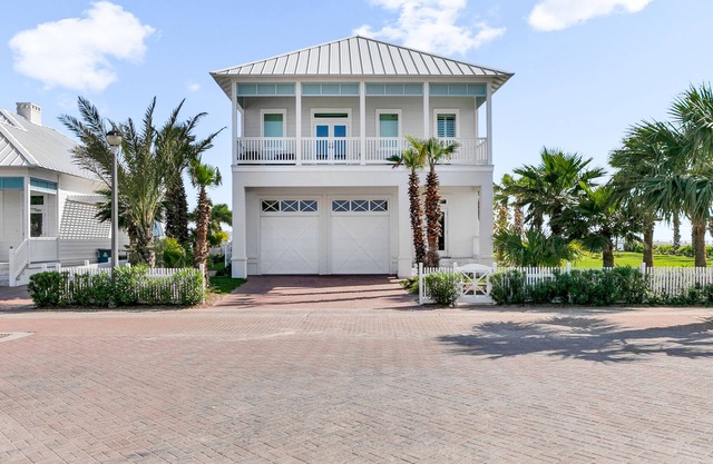 "Kite 1" New custom home Bay Views, Private pool & Hot tub, Sleeps 8