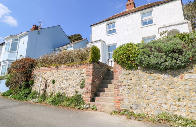 KITS COTTAGE, pet friendly, with open fire in Hythe