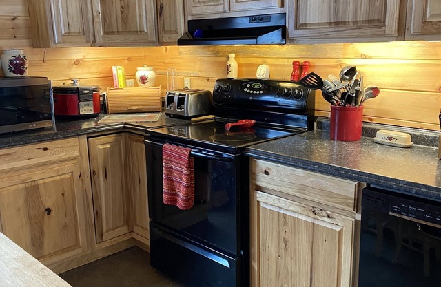 Knotty Pine Haven, 8 miles from CASV **Hot Tub**