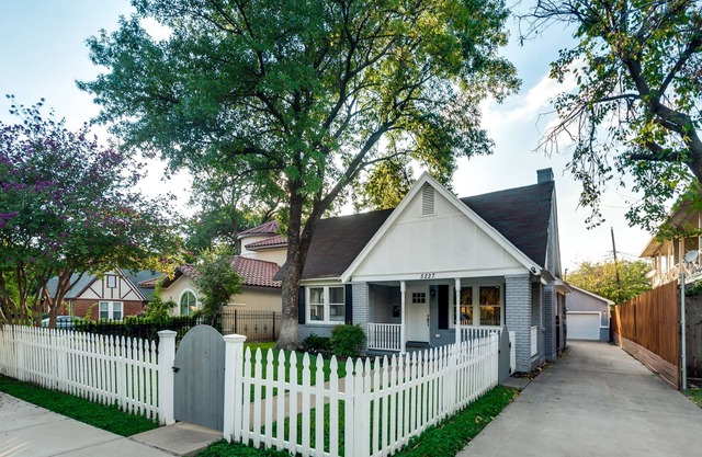 Knox Henderson, great location, restaurants and shops minutes away!