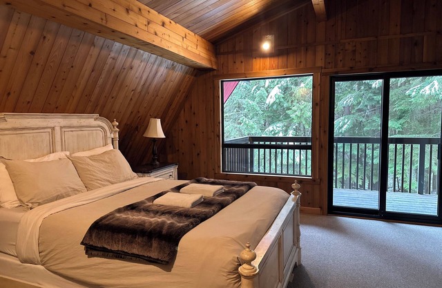 Kokanee Lodge - Walk to Gondola, Hot Tub, Private