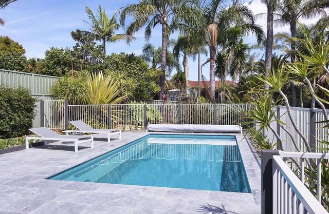 Kokomo on Village - with a pool & large yard.