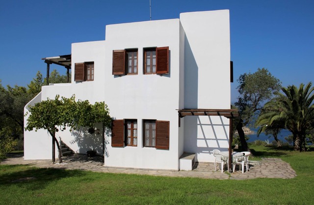 Komfortable holiday apartment with terrace directly at the sea, Wifi | Ormos Pan