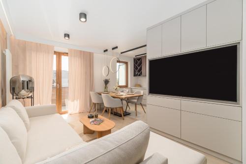 Kraków Prestige Suites - 61m2, Parking, Balcony, Workspace, AC - by Rentujemy