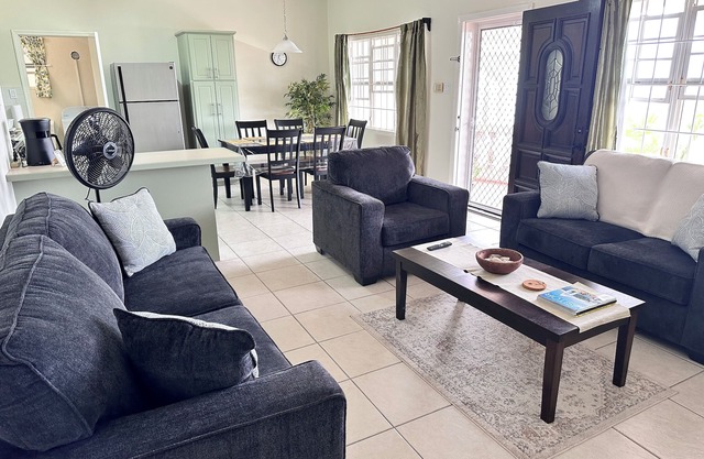 Krysta's Hideaway, Cozy, Oceanview 2 Bedroom Apartment. Central Location.