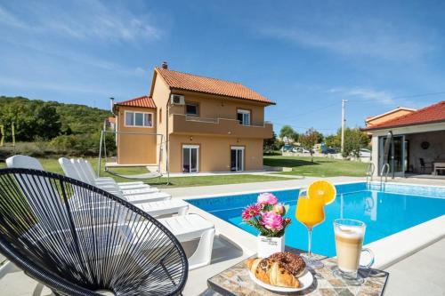 Kuća za odmor s bazenom Marijana