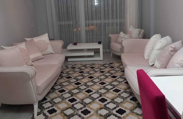 Kuşadası site içinde merkeze 10 dk yürüme mesafesinde full eşyalı daire