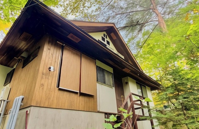 Kusatsu Onsen hot spring bath with free-flowing hot-spring water! 5 minutes by car to Yubatake! Stay in the spacious living room! Indoor barbecue available! All the movies you can watch on TV! High-speed Wi-Fi available! Large number of people possible
