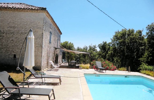 La Boissière – Peaceful White Stone Retreat with Pool and Air Conditioning