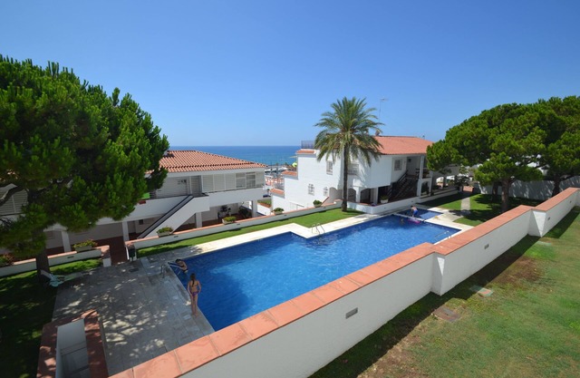 La Bufera - Sleeps 6, three bedrooms , 2 bathrooms , balcony, comunal Pool.