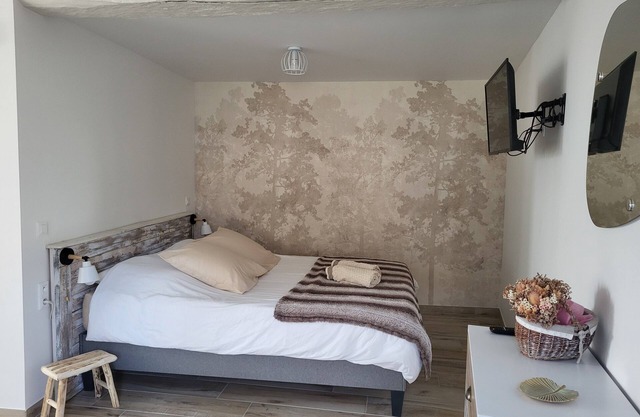 La Campagnarde guest room