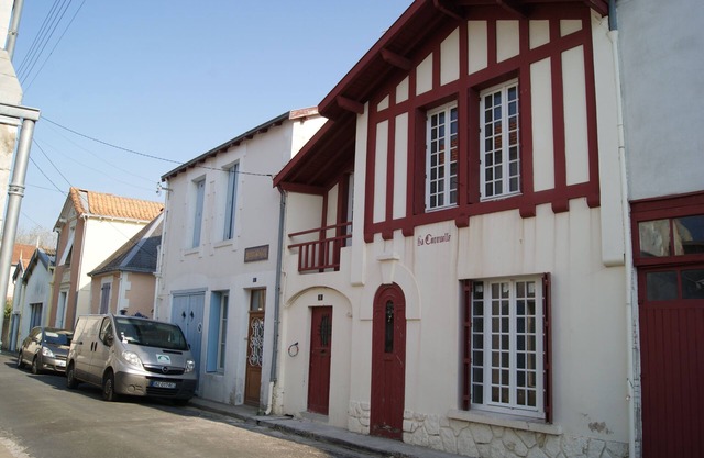 LA CARAVELLE 3 5 MINUTES FROM THE SEA, CENTER 1ST FLOOR THROUGH TERRACE