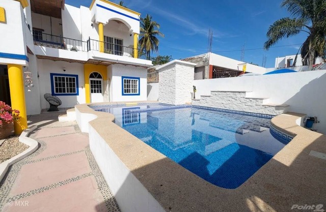 La Casa Mariposa- 4 complete suites with beautiful common areas for whole family
