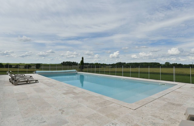 La Distillerie: Beautiful 2 bed Cottage in the Vines with heated swimming pool