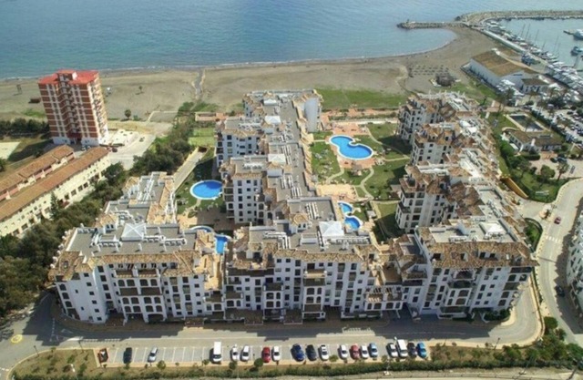 La Duquesa Port, South facing ground floor apartment, with large terrace