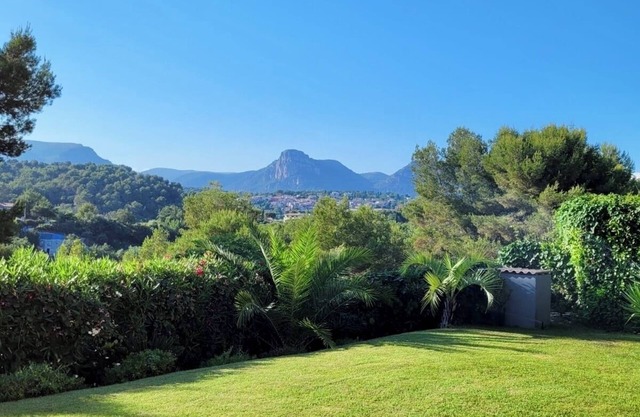 La Gaude, villa 6 people-garden-pool-open view in a quiet
