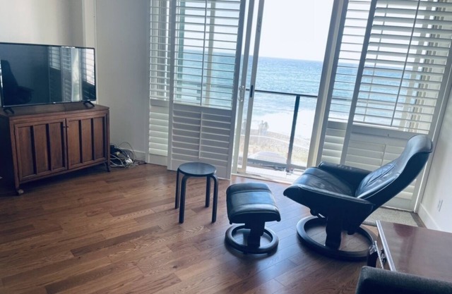 La Jolla Cove Ocean Front 2 bedroom 2 bath condo; May special 225 per nite