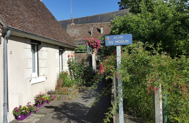 LA PETITE LUCETTE with its courtyard and troglo