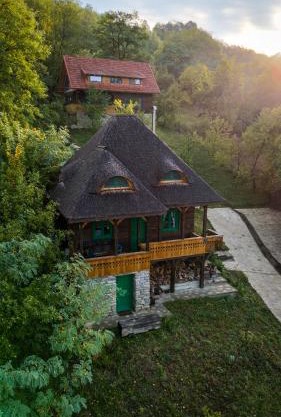 La sat - Mândră Ioană