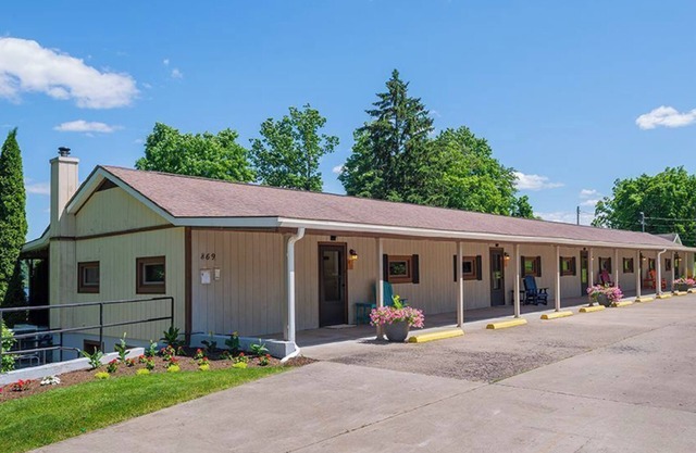 Lady of the Lakes Suites 3: Vineyard Retreat