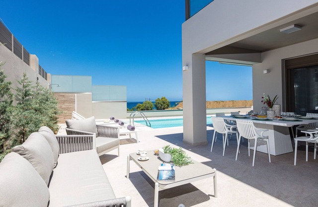 Lagoon Seaside Villa, Walking distance to the beach & shops!Car Free holiday!