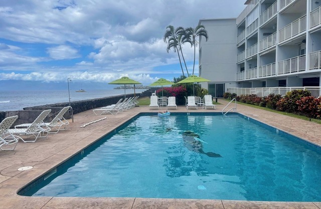 Lahaina Roads Suite 212 - OCEANFRONT Property gorgeous views- 1 Bed 1 Bath Condo