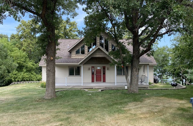 Lake Front House with lots of privacy and space!