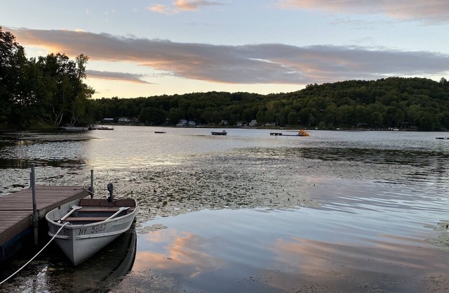 Lake house for 8, all seasons! Large deck overlooking the water