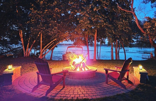 Lake Life-4-bedroom single level cabin.