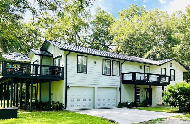 Lake McQueeney family friendly home and great entertainment space