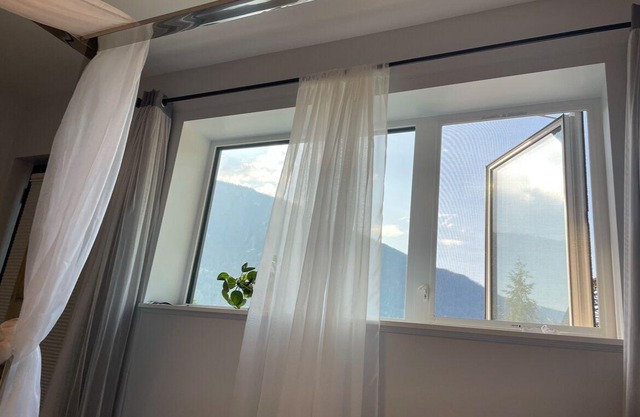 Lake & Mountain View Modern house, 25km to SkiHill, 2km to lake, 3km to downtown