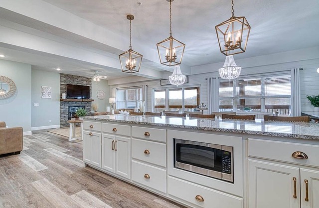 Lake Table Rock- Min to Entertainment w Free Daily Tickets, Private Hot Tub, Games! Great Location