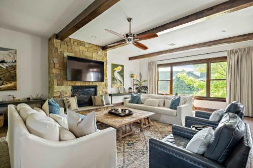 Lake Travis Luxe Villa - 4BR, Pickleball & BBQ