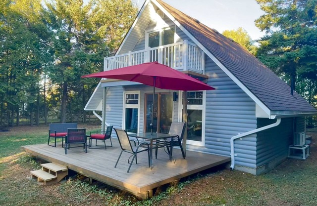 Lake-view Cottage on the bluffs above Lake Huron. Private Stairs down to beach.