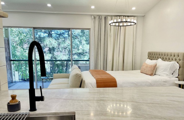 Lake View Retreat: beach sand/pine trees/fresh air