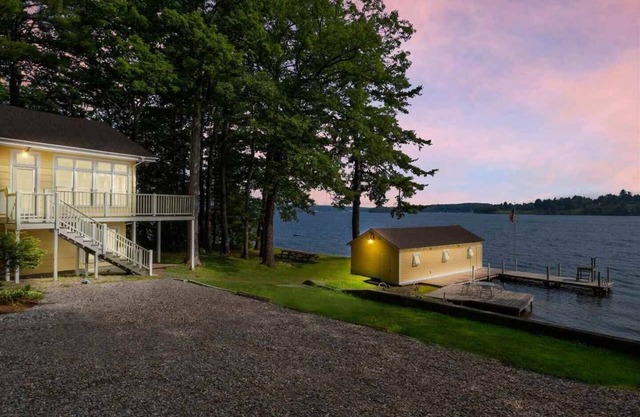 Lake Winni- Amazing waterfront oasis- beach, dock and more!