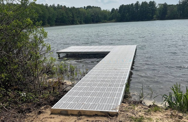 Lakefront 3-bedroom cottage near Traverse City with WiFi, AC