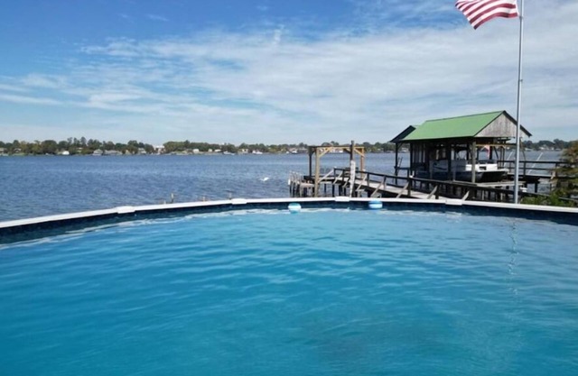 Lakefront 4-bedroom/2 BA, Sleeps 10 , private pool and pier. + VIEW !