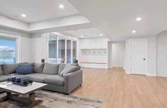 Lakefront | 4 Bedroom | Gym + Theatre + Garage |