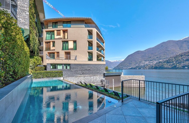 [Lakefront Apartment]