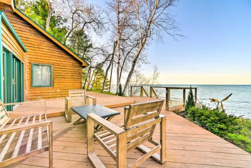 Lakefront Applegate Retreat with Private Beach!