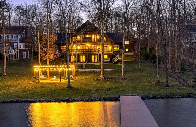 Lakefront Cabin w/Hot Tub, Boat Dock, WiFi, a Game Room & Firepit - Dogs OK