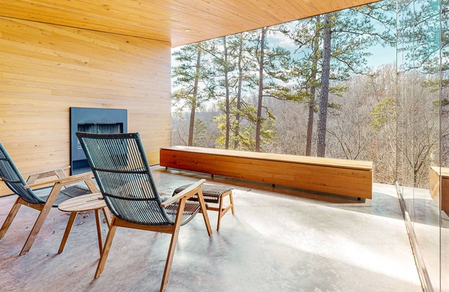 Lakefront cabin with water access, washer/dryer, central AC & fireplace