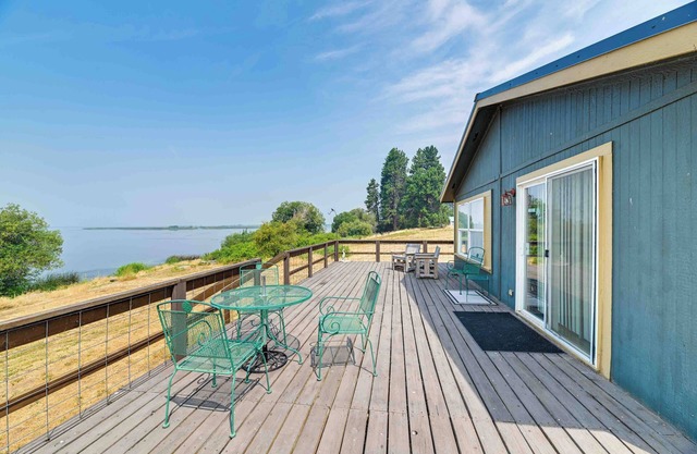 Lakefront Chiloquin Home w/Scenic Deck!