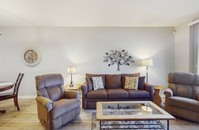 Lakefront condo with private washer/dryer, central AC & heated pool